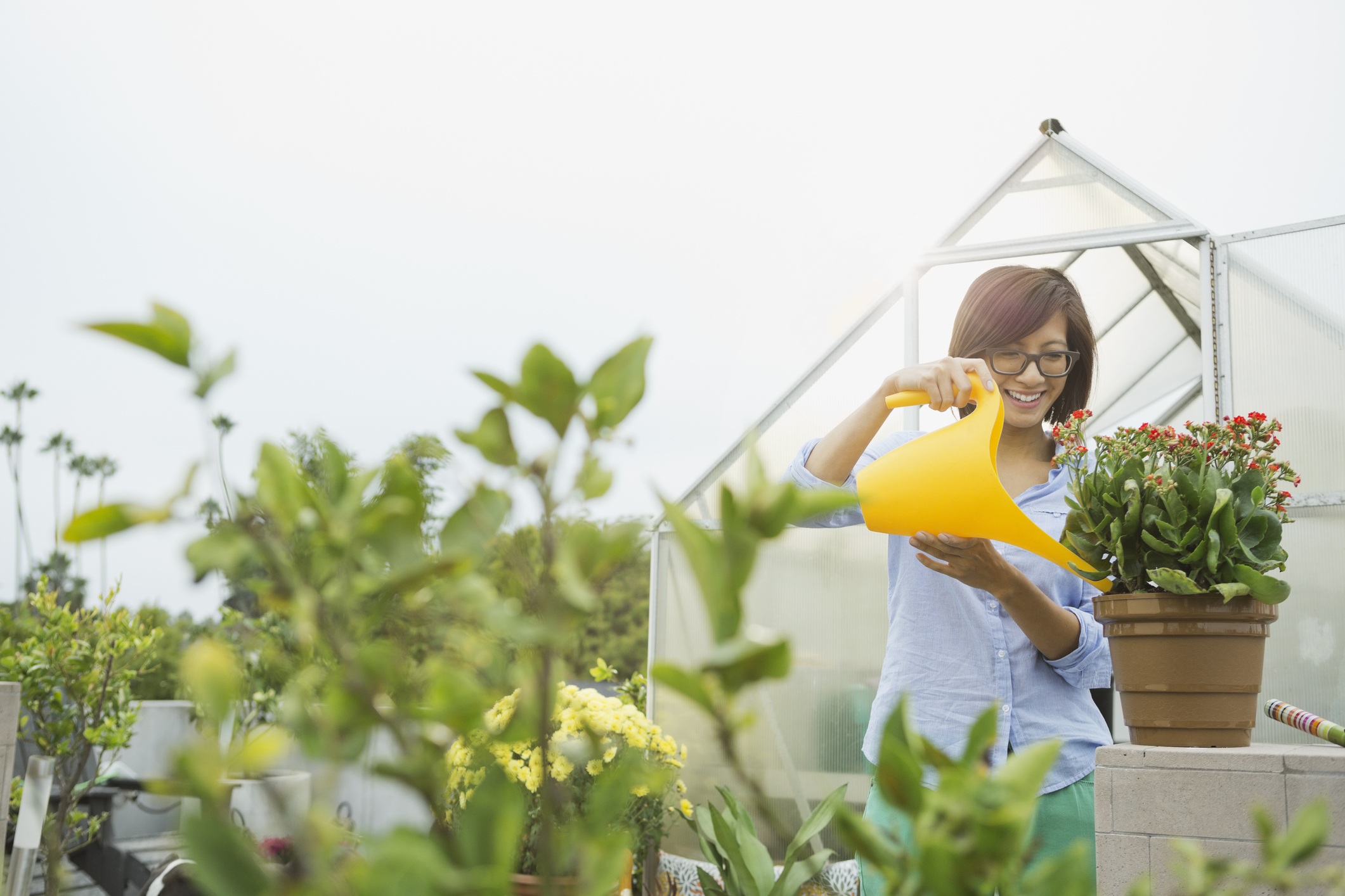 Femme faisant du jardinage chez elle